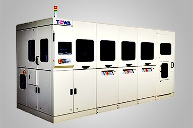 Towa的壓縮成型（compression molding）設備。路透