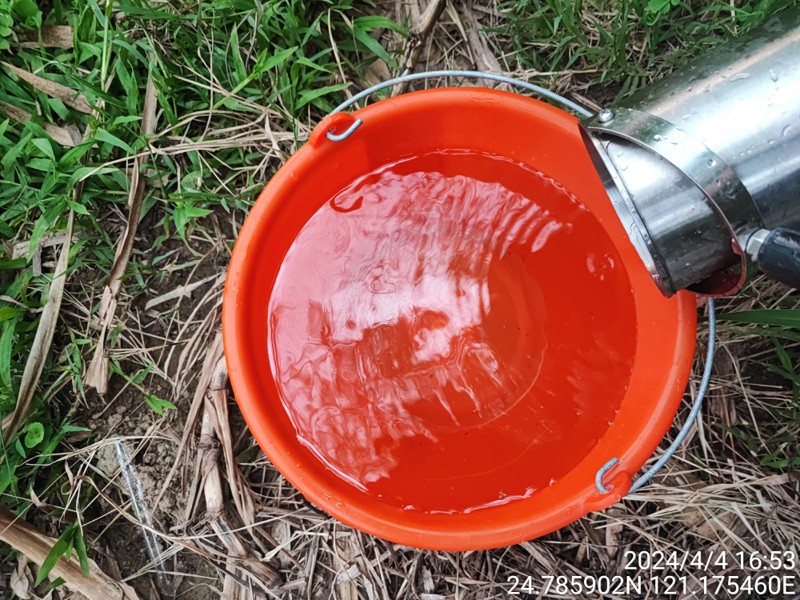 环保局第一时间派员进行稽查，并于现场溪面发现有一层浮油情形，取水检测得pH7.72、水温27.6，COD试剂无明显异常、无挥发性异味。图／新竹县环保局提供