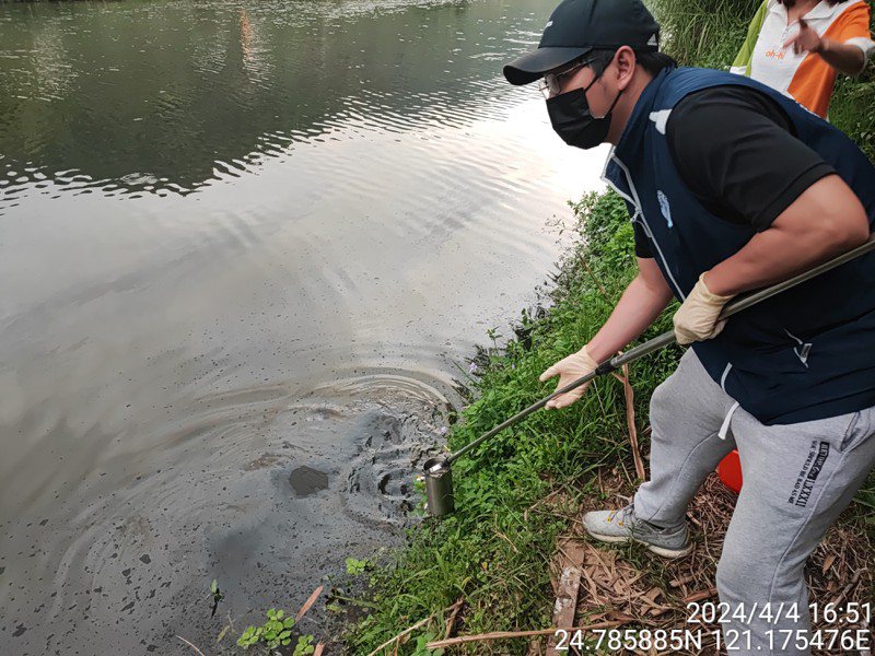 新竹县环保局也表示，关于渡船头凤山溪有油污情形，环保局第一时间派员进行稽查，并于现场溪面发现有一层浮油情形。图／新竹县环保局提供