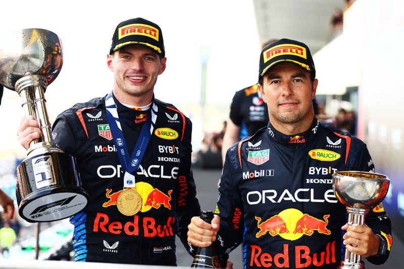 Red Bull車隊車手Max Verstappen（左）與隊友Sergio Pérez在2024 F1日本大獎賽奪下冠亞軍。圖／Red Bull提供