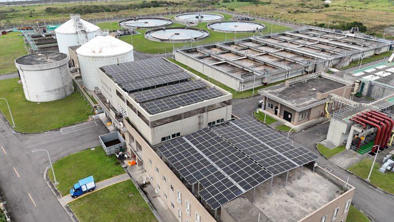 淡水水資源回收中心利用機房屋頂設置太陽能光電系統。圖／新北市水利局提供