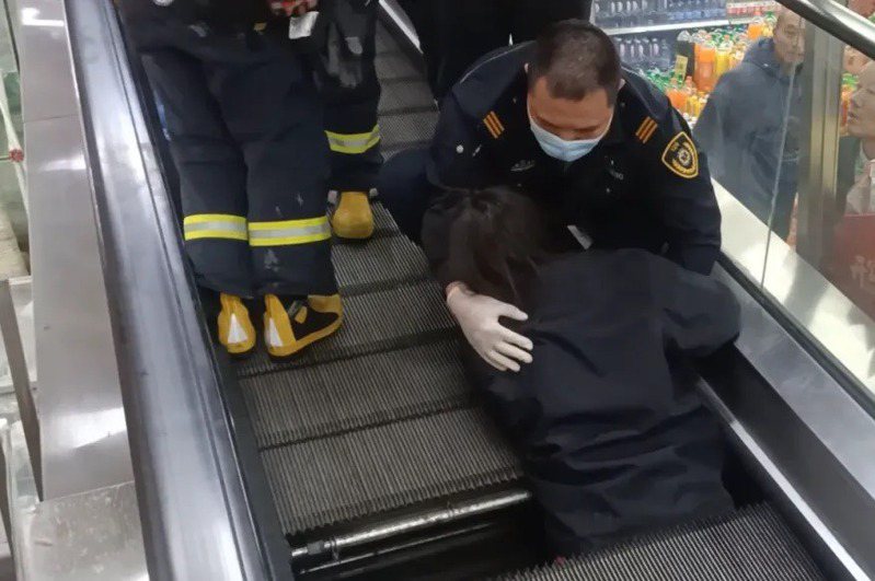 大陸再度傳出驚悚的「電梯吃人」事件。上海一名女子4日被捲入手扶梯中，目前仍未脫離險境。圖／取自澎湃新聞