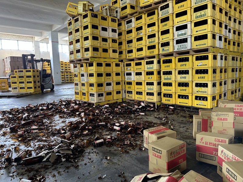 台湾烟酒公司花莲酒厂损失惨重，各式料理米酒也破裂，至少打破1万6千打，酒厂初估损失约1400多万元。记者王思慧／摄影