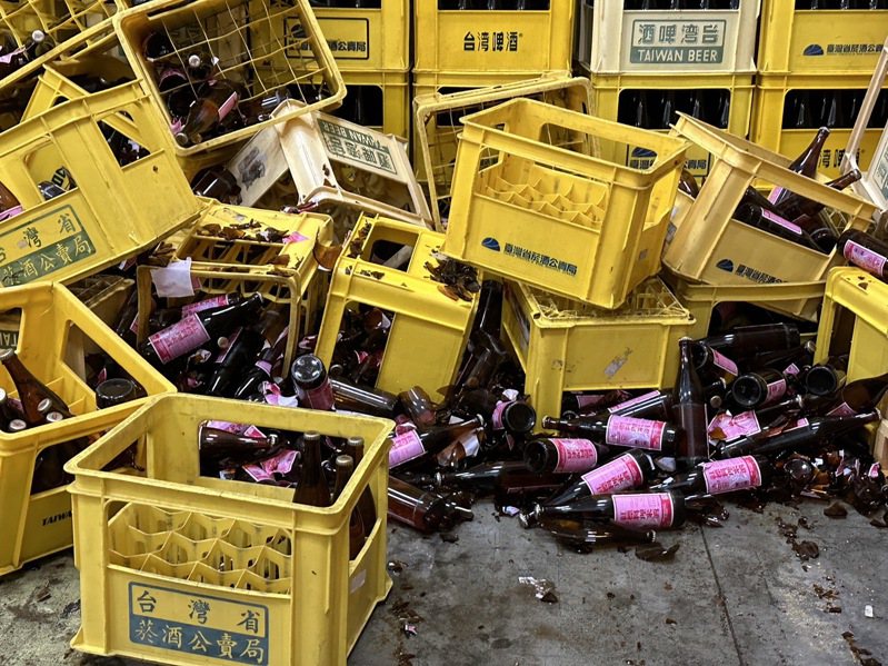 台湾烟酒公司花莲酒厂损失惨重，各式料理米酒也破裂，至少打破1万6千打，酒厂初估损失约1400多万元。记者王思慧／摄影