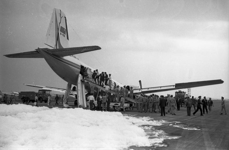 1970年4月9日，華航班機因鼻輪故障無法著陸，盤旋近2小時才平安降落松山機場。圖為降落時消防車灑下泡沬降溫，預防飛機起火。圖／聯合報系資料照片