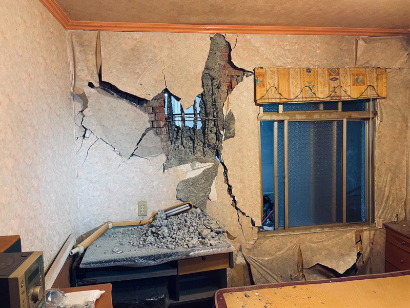 土城延吉街民宅受损状况。图／新北市工务局提供