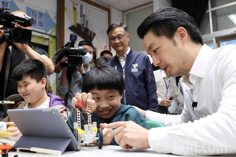 台北市長蔣萬安（右）下午出席明湖國小兒童月翻轉上下課活動，與學童互動。記者林伯東／攝影