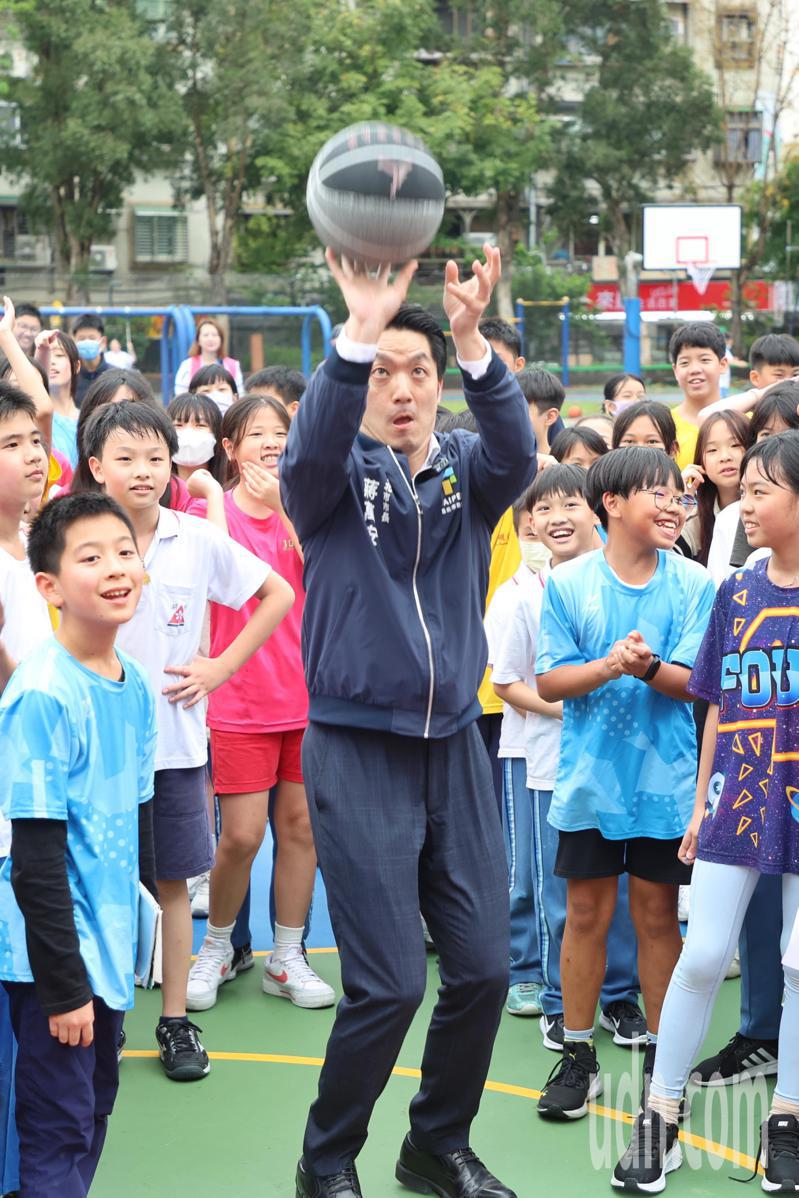 台北市长蒋万安（中）下午出席明湖国小儿童月翻转上下课活动，与学童互动。记者林伯东／摄影
