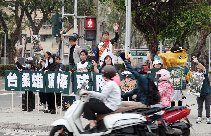 台鋼雄鷹隊領隊劉東洋（後排左）、教練黃甘霖（後排右）季前上街賣力宣傳，打出「高雄人挺高雄隊」的訴求。圖／台鋼雄鷹隊提供