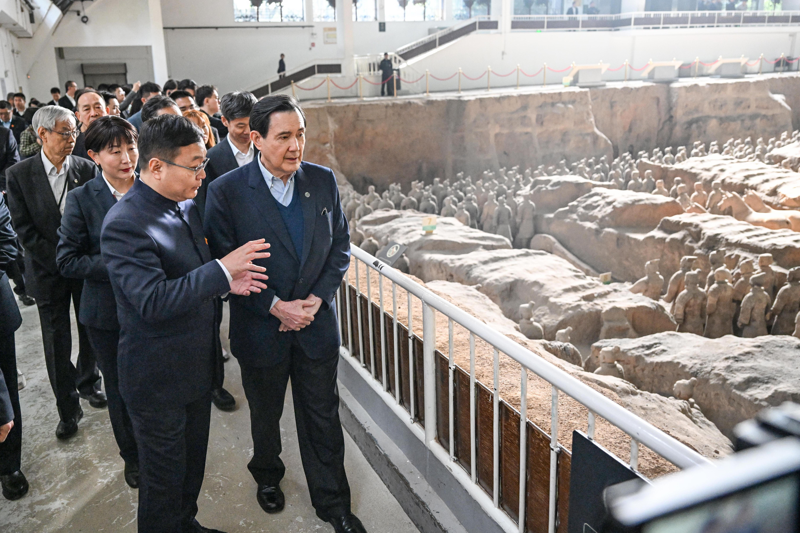 前總統馬英九4月1日再度登陸，中國大陸給予其高規格接待，西安秦始皇陵博物院罕見地在清明連假期間清場讓馬英九參觀兵馬俑。新華社