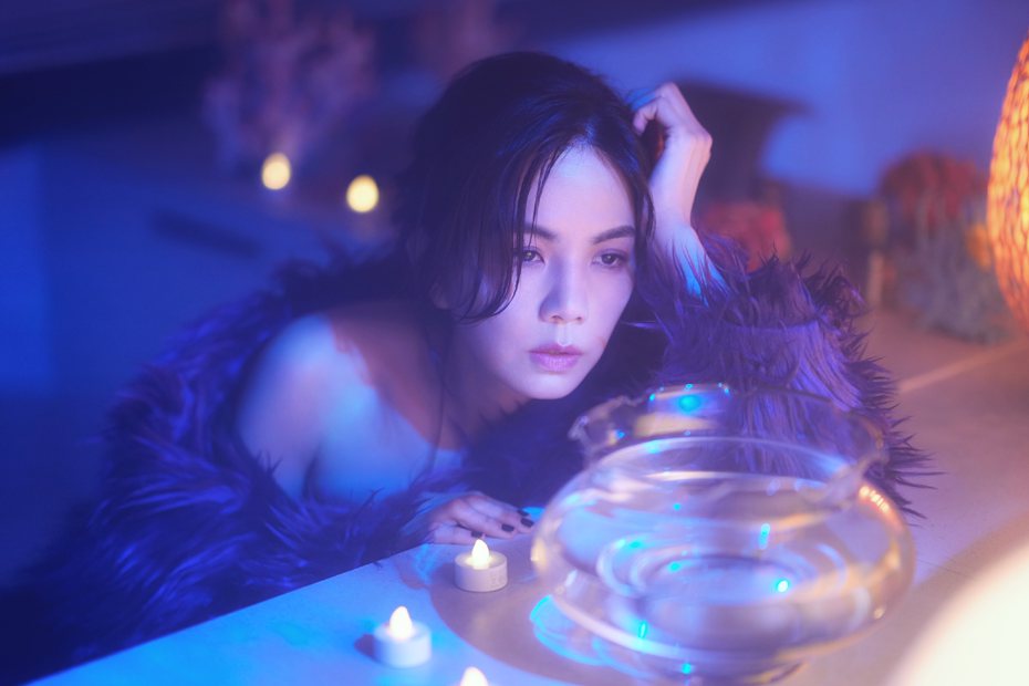 Ella陳嘉樺在新歌「別再留下」MV化身善良的烏蘇拉。圖／勁樺娛樂提供