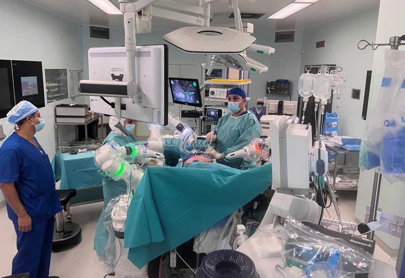 約旦安曼省胡笙國王癌症治療中心醫護人員去年8月正對一名癌症病患進行機械手臂手術。路透