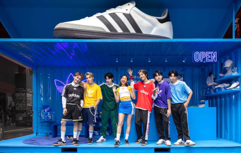 9m88（中）與男團Ozone身穿品牌服飾與鞋款，搶先體驗adidas Originals 三葉草復古玩色街區。圖／adidas Originals提供