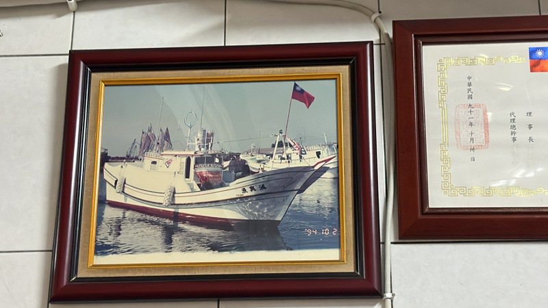 屏东县东港籍「鸿兴渔」船失联多日，海巡署巡护七号今天发现后，确认船上3人人员均安。记者刘星君／摄影