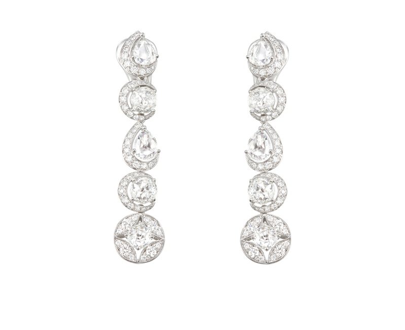 钻石耳环，18K白金镶嵌玫瑰式切割钻石、钻石，436万元。图／萧邦提供