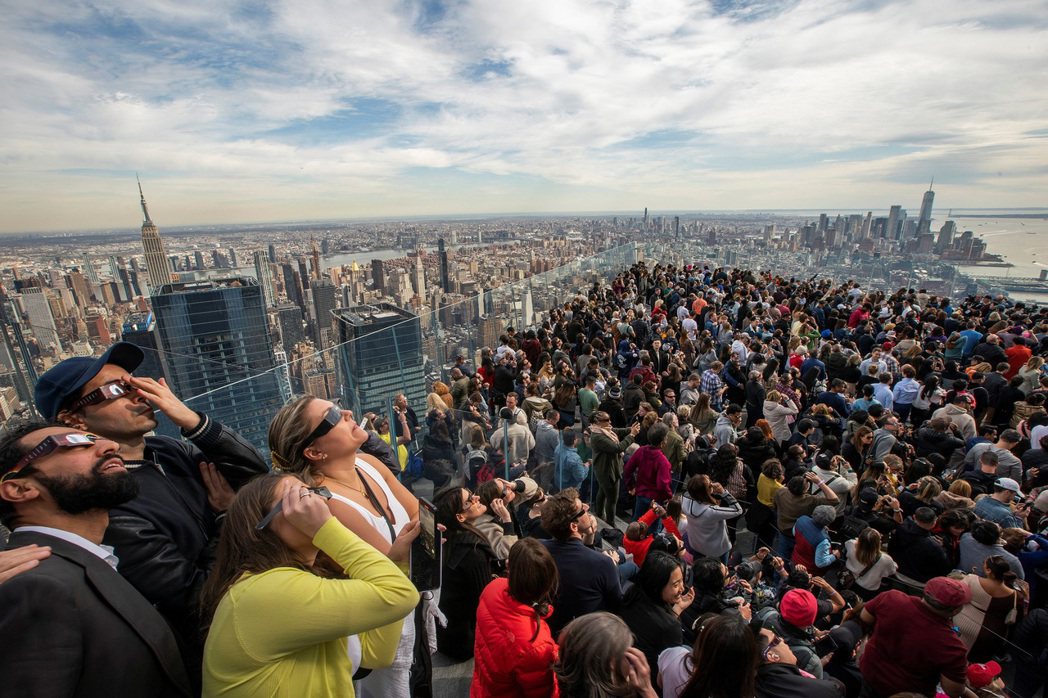紐約哈德遜廣場觀看天空的民眾。 圖／路透社
