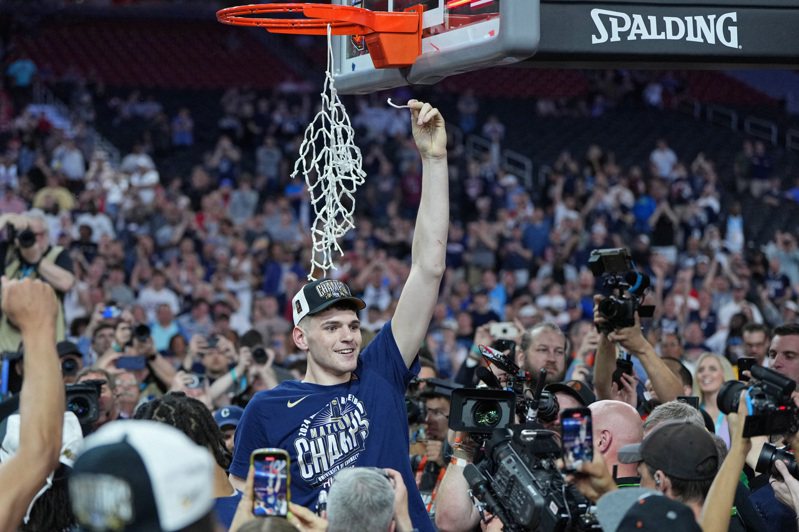 康乃狄克在後衛紐敦成功組織攻勢帶領下衛冕成功，收下NCAA男籃隊史第6冠。 路透