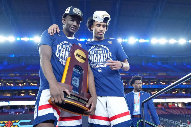 康乃狄克在后卫纽敦成功组织攻势带领下卫冕成功，收下NCAA男篮队史第6冠。 路透