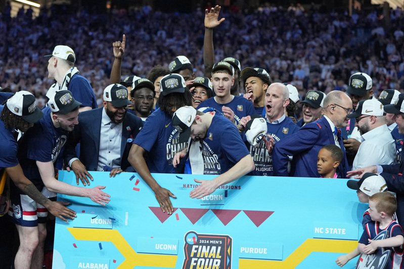 康乃狄克在后卫纽敦成功组织攻势带领下卫冕成功，收下NCAA男篮队史第6冠。 路透