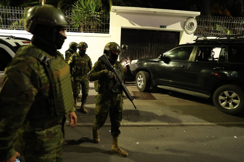 厄瓜多警方日前衝進墨西哥駐基多大使館，強行逮捕在大使館尋求庇護的前副總統葛拉斯。（歐新社）