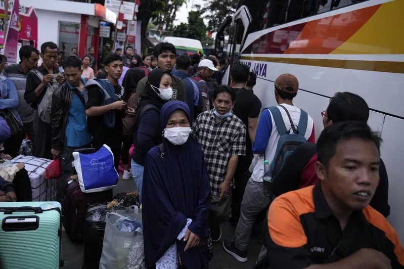 印尼明天迎來開齋節，許多人陸續從首都雅加達返鄉，造成多地交通癱瘓。美聯社