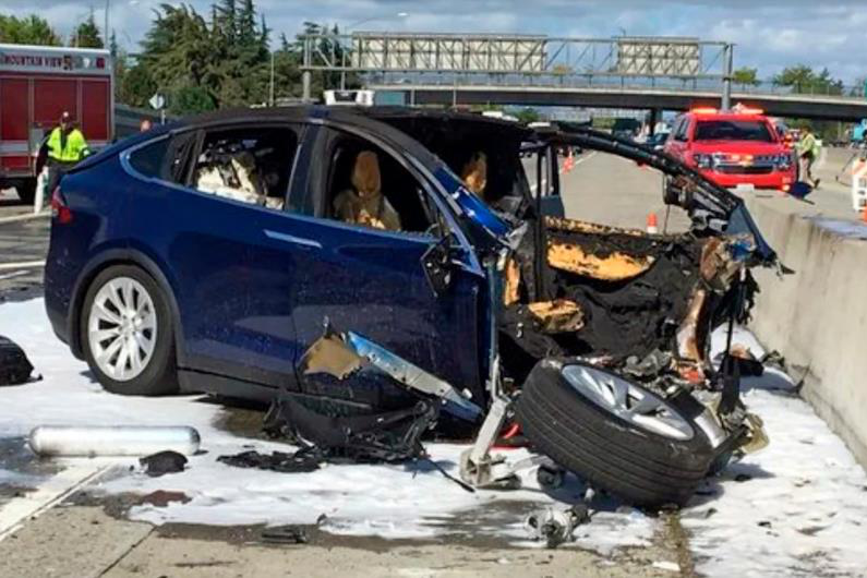 一名前蘋果工程師2018年駕駛特斯拉車輛時啟用「自動輔助駕駛」模式，結果發生自撞身亡意外。美聯社