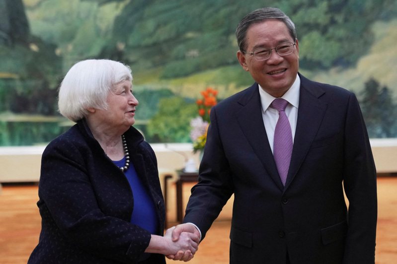 美國財政部長葉倫（左）7日在北京與中國大陸國務院總理李強會面。（路透）