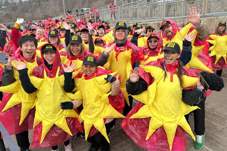 天文奇觀日全食在台灣時間9日凌晨橫掃北美部分地區，吸引數千萬人湧入日全食路徑。圖為309人打扮成太陽子，創下單一地點最多人穿著太陽裝的金氏世界紀錄。路透