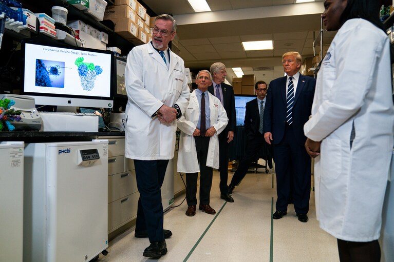 新冠疫情爆发时，当时美国国卫院疫苗研究中心副主任巴尼．葛拉汉（左1）向美国总统川普说明新冠疫苗研发。图／高端提供
