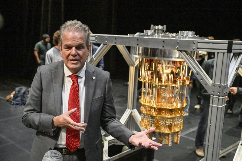 IBM量子電腦中心去年10月13日在壬色列理工學院舉行動土儀式，普里姆向媒體說明。美聯社
