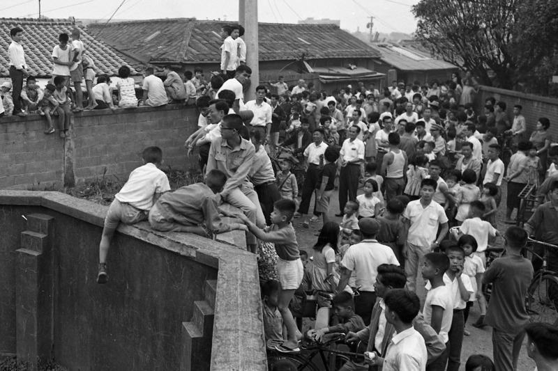 台北市牯嶺街荒園男童命案，警方1967年4月10日後宣布破案。圖為民眾聚在案發現場關心。圖／聯合報系資料照片