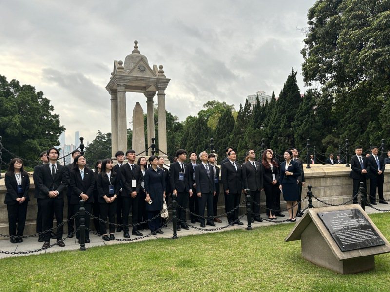 前总统马英九一行于4月3日上午前往广州黄花岗七十二烈士墓拜谒。（记者廖士锋／摄影）