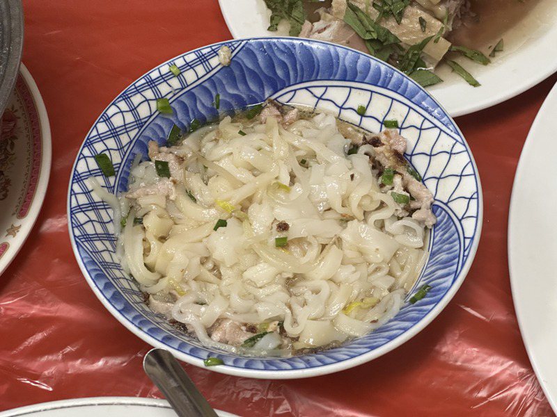 汤粄条料理是客家米食代表之一，纯白的粄条又有「面帕粄」之称。记者巫鸿玮／摄影