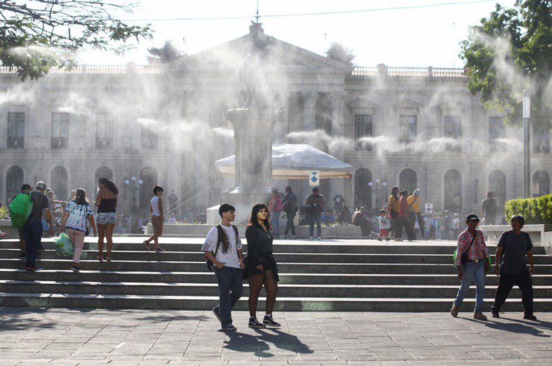 歐盟氣候監測機構9日證實，今年3月是有紀錄以來最熱3月。圖為薩爾瓦多今年3月底遭熱浪侵襲，大眾求助灑水系統降溫。路透