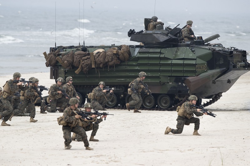 美軍陸戰隊新成立規模較小但機動性更高的濱海作戰團（MLR），以協助美國太平洋艦隊及空軍擊退對美及其盟邦的入侵。圖為2018年美國陸戰隊隊員與兩棲攻擊車在歐洲波羅的海克萊佩達區演練登陸行動。美聯社