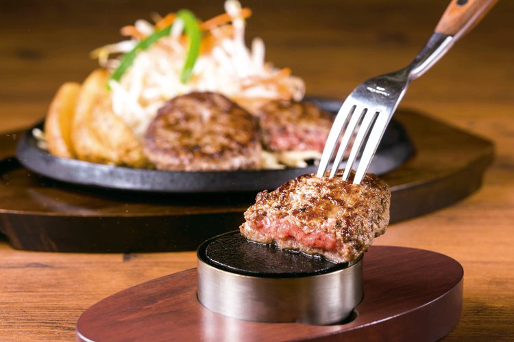 招牌餐點100%純牛肉漢堡排，日本空運來台的蓄熱石可自己掌控漢堡排熟度。圖／SOGO提供