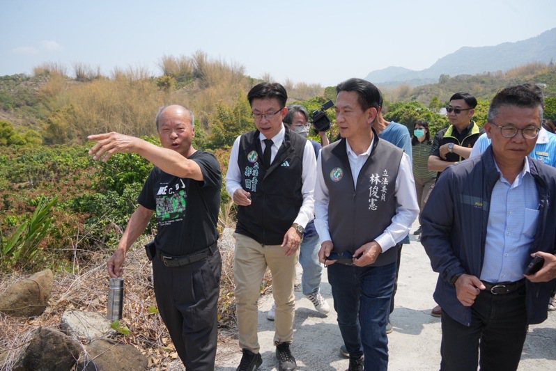 立委郭國文（左二）、林俊憲（右二）上月底會勘台南的農損。圖／郭國文服務處提供