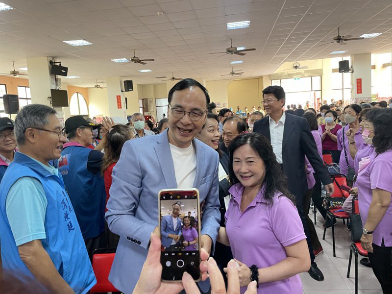 国民党主席朱立伦今早到台南出席地方党部主委新卸任布达典礼，受到许多支持者欢迎。记者万于甄／摄影
