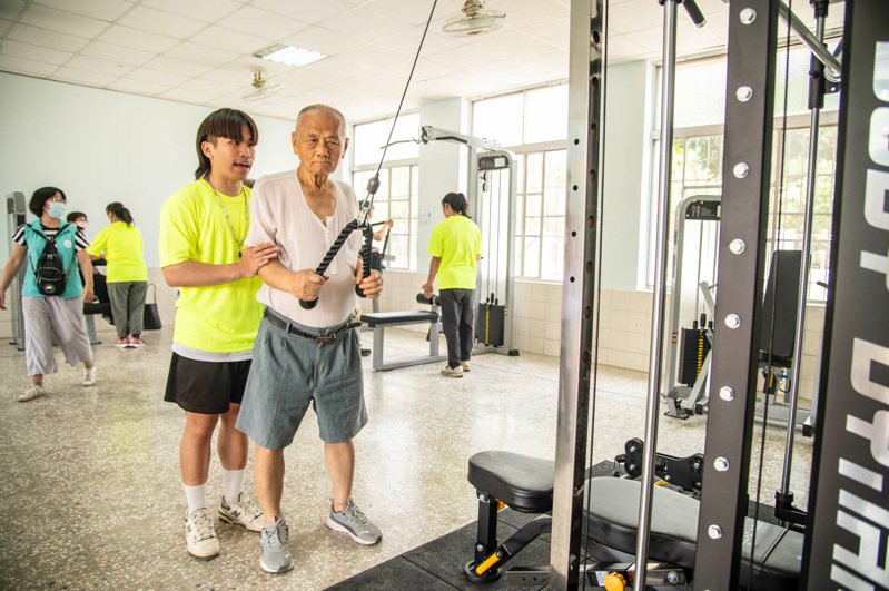 嘉南藥理大學高雄田寮合作設置高年級健身俱樂部、增進銀髮族健康。圖／校方提供