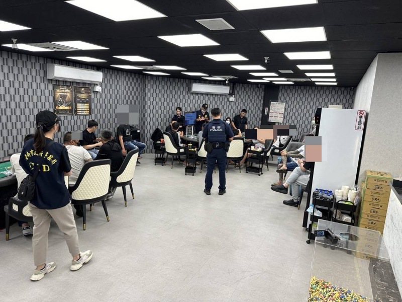 职业赌场变身桌游店，台南永康警方凌晨逮犯嫌赌客29人。记者周宗祯／翻摄