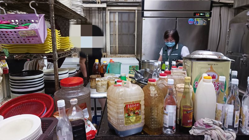 新北树林旅行团传出在台南白河某瓮窑鸡餐厅用餐后食物中毒，卫生局官员下午前往业者餐厅稽查。记者谢进盛／摄影