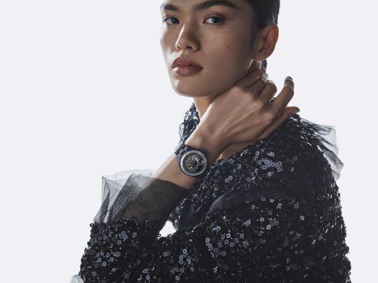 Mademoiselle J12 Couture腕表，38毫米精鋼鑲梯鑽表圈、黑色抗磨陶瓷，Caliber 12.1自動上鍊機芯、限量發行55枚，約530萬元。圖／香奈兒提供