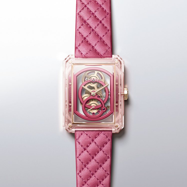 Boy·Friend X-Ray粉紅鏤空腕表，粉紅藍寶石水晶表殼及表圈，Caliber 3鏤空手上鍊機芯，限量發行55枚，389萬7,000元。圖／香奈兒提供