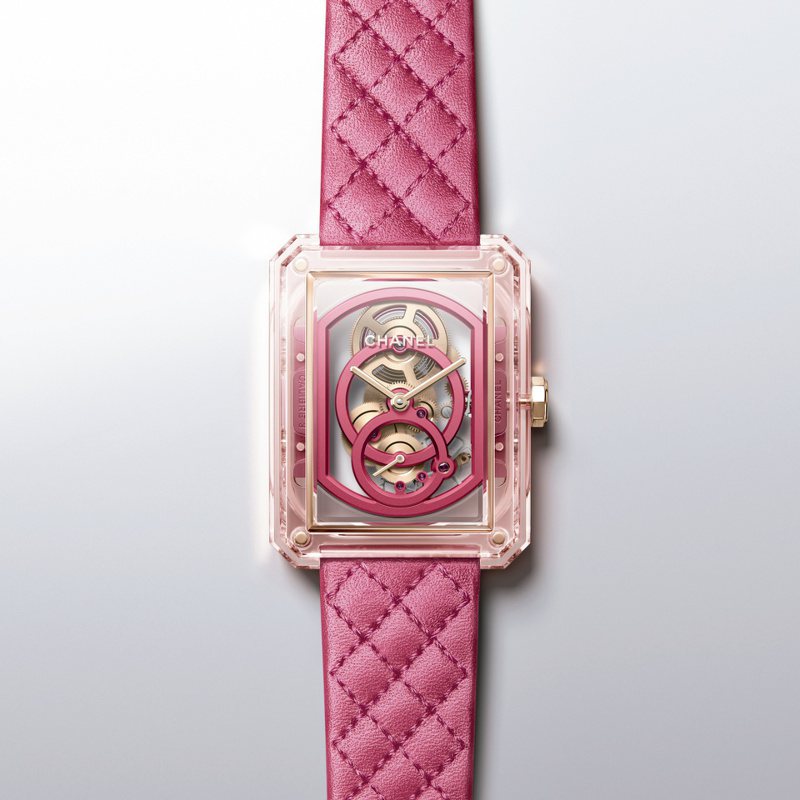 Boy·Friend X-Ray粉红镂空腕表，粉红蓝宝石水晶表壳及表圈，Caliber 3镂空手上链机芯，限量发行55枚，389万7,000元。图／香奈儿提供