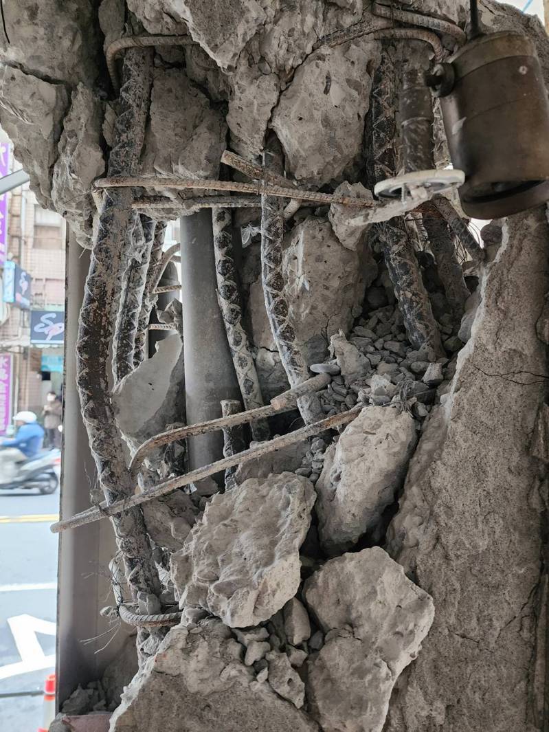 新北土城「台北一家亲」社区前支撑柱水泥块崩落、钢筋变形。记者李定宇／摄影