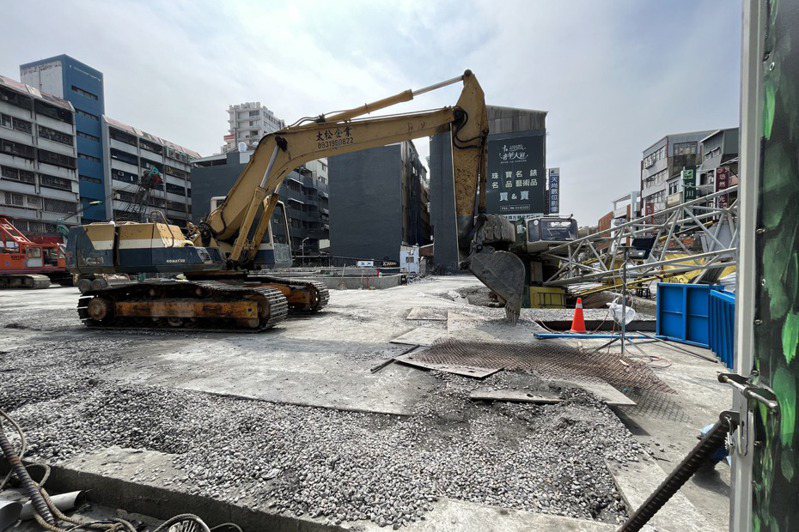 皇龍建設上月在台南市五妃街、西門路口新建大樓，造成路面陷落巨坑，工務局將加速對開挖地下室訂出「巡檢制度」。本報資料照片