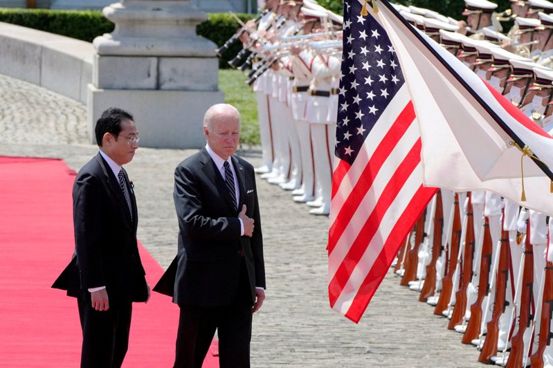 美國總統拜登（右）2022年訪問東京會見日本首相岸田文雄（左）。路透