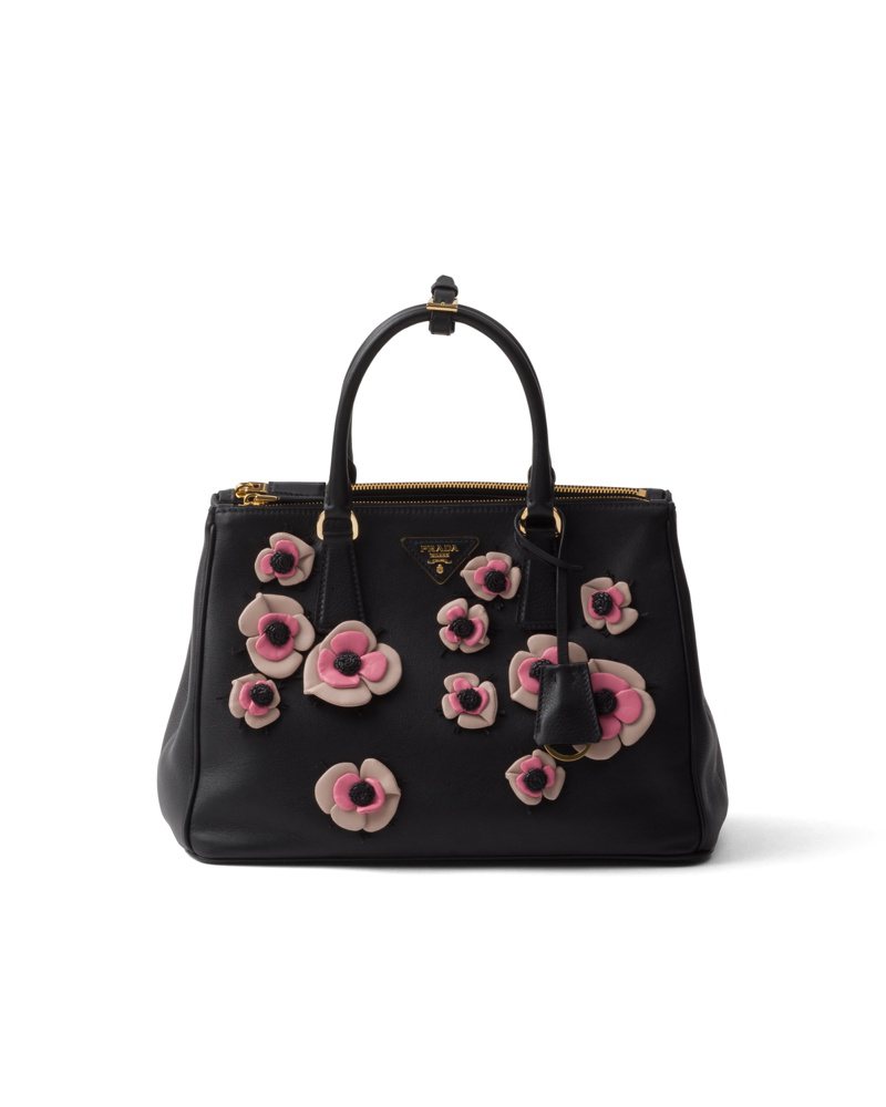 装饰以花卉细节的Prada Galleria黑色手提包款，28万元。图／Prada提供