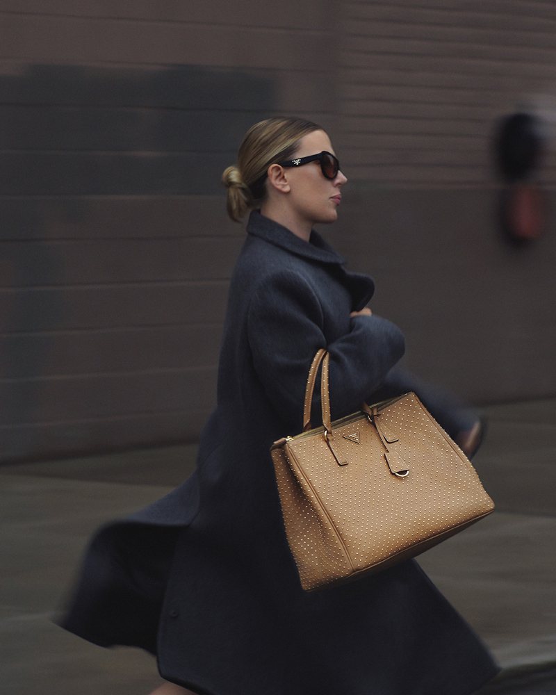 Scarlett Johansson应Prada之邀、拍摄了Prada Galleria形象广告和短影片，并演绎了都会女性的俐落率性。图／翻摄自 IG @ Prada