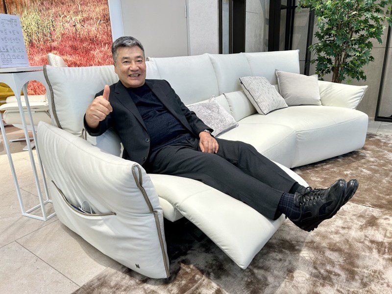 拉图志总经理颜贻腾亲自展示全球首张Wellbe全能体感沙发。记者宋健生/摄影